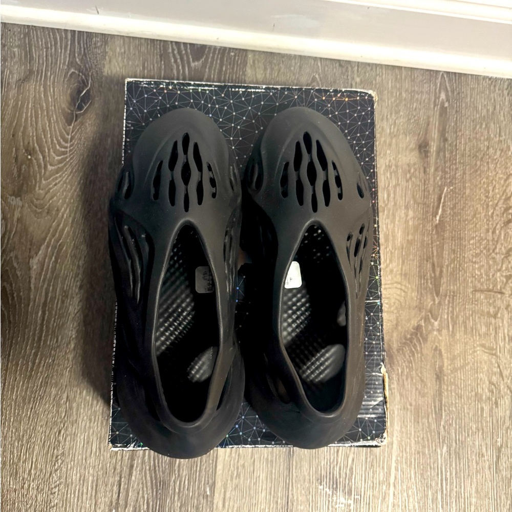 Men’s yeezy foam runner onyx size 11